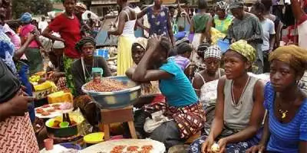 Drama as Iyaloja Storms Ekiti Markets, Forcefully Reduce Foodstuff Prices